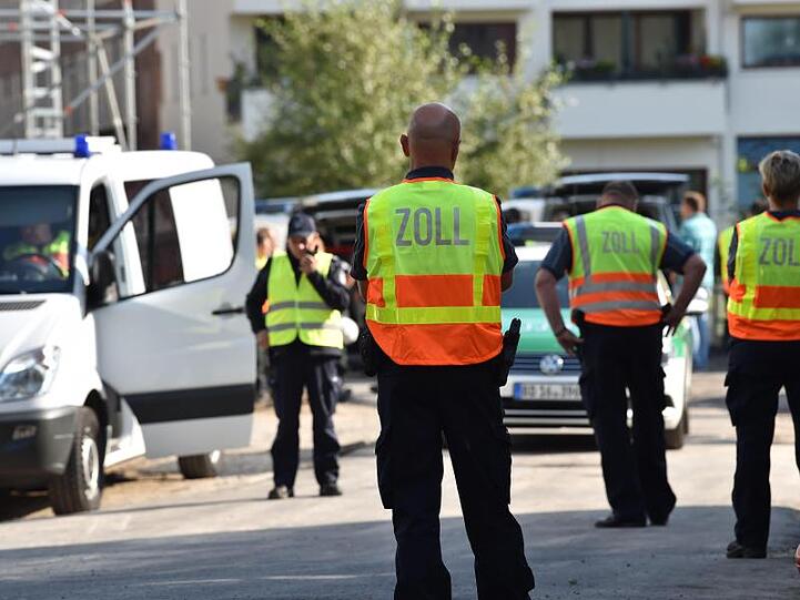 Zollbeamte vor einer Baustelle im Stadtteil Strahlau: Wegen des Verdachts auf Menschenhandel wurden mehr als 100 Wohnungen und Geschäfte in Berlin durchsucht.