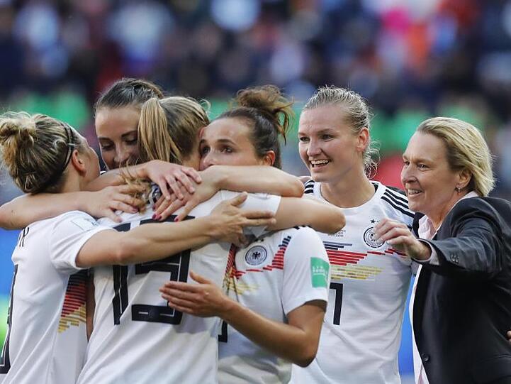 Cheftcoach Martina Voss-Tecklenburg (r) feiert mit den Spielerinnen den Sieg über Spanien.