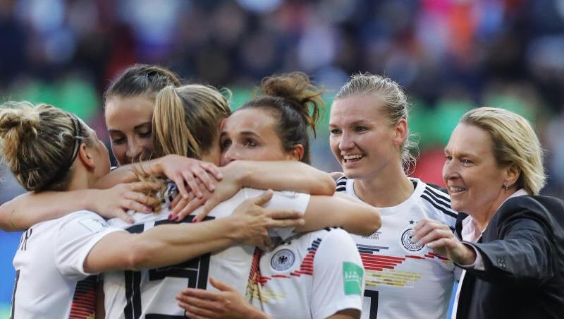 Cheftcoach Martina Voss-Tecklenburg (r) feiert mit den Spielerinnen den Sieg über Spanien. Cheftcoach Martina Voss-Tecklenburg (r) feiert mit den Spielerinnen den Sieg über Spanien.