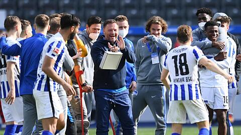 Trainer Pal Dardai (M) und seine Herthaner feiern den Klassenerhalt.