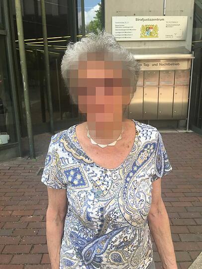 Das Opfer vor dem Gebäude des Strafjustizzentrums Das Opfer vor dem Gebäude des Strafjustizzentrums