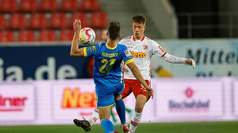 Christian Viet (r) von Jahn Regensburg und der Braunschweiger Danilo Wiebe (l) in Aktion.