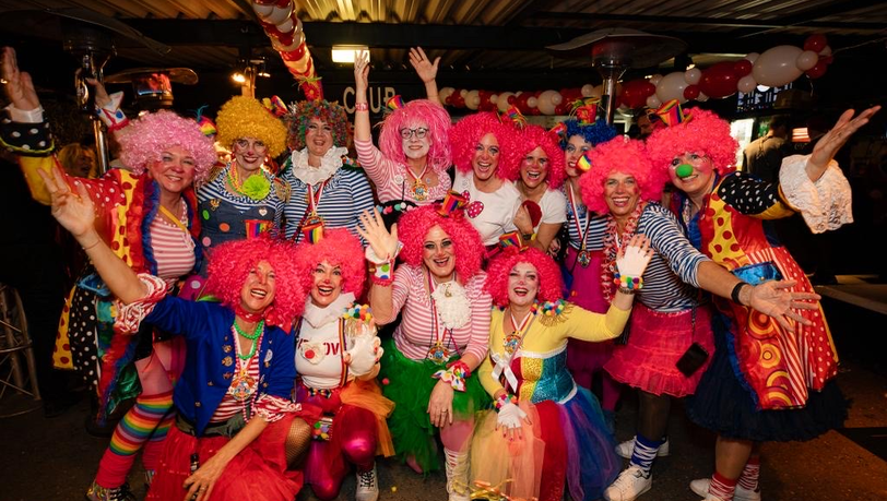 Auf der Kostümparty des Vereins ist das Gruppenmotto: "Bunte Clowns". Für die Frauen im Vorstand kommt überhaupt nicht in Frage, zwei Mal dasselbe Kostüm zu tragen. Ein echter Faschingsfan hat laut ihnen eine große Auswahl im Schrank.