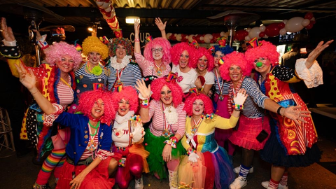 Auf der Kostümparty des Vereins ist das Gruppenmotto: "Bunte Clowns". Für die Frauen im Vorstand kommt überhaupt nicht in Frage, zwei Mal dasselbe Kostüm zu tragen. Ein echter Faschingsfan hat laut ihnen eine große Auswahl im Schrank.