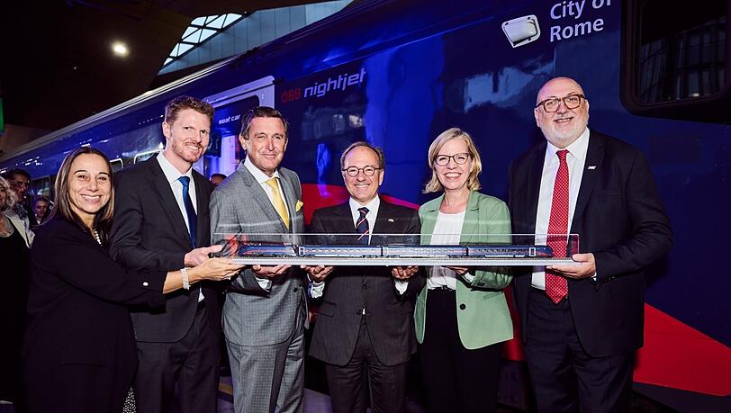 Premierenfahrt von Wien nach Rom. Am Wiener Hauptbahnhof: (v.l.) EU-Kommissionsvertreter Christian Wigand, Wiener Stadtrat Peter Hanke, Botschafter Giovanni Pugliese, Klimaschutzministerin Leonore Gewessler, ÖBB CEO Andreas Matthä.