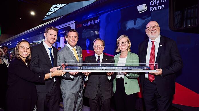 Premierenfahrt von Wien nach Rom. Am Wiener Hauptbahnhof: (v.l.) EU-Kommissionsvertreter Christian Wigand, Wiener Stadtrat Peter Hanke, Botschafter Giovanni Pugliese, Klimaschutzministerin Leonore Gewessler, ÖBB CEO Andreas Matthä.