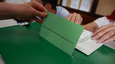Die konservative Volkspartei PP hat bei der Regionalwahl in Andalusien ihre absolute Mehrheit verloren und ist in der bev&ouml;lkerungsreichsten Region Spaniens k&uuml;nftig auf die rechtspopulistische Vox angewiesen.