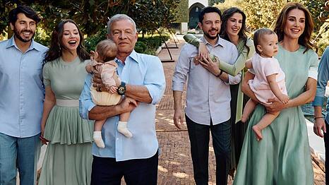 Jordaniens K&ouml;nig Abdullah II. und K&ouml;nigin Rania mit einigen ihrer Kinder und zwei Enkeln im Arm - links sind Prinzessin Iman und Ehemann Jameel Alexander Thermiotis zu sehen. Das Foto entstand im Dezember 2025.