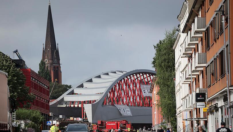 Nun ist sie da. Die neue Sternbr&uuml;cke steht an ihrem Zielort.