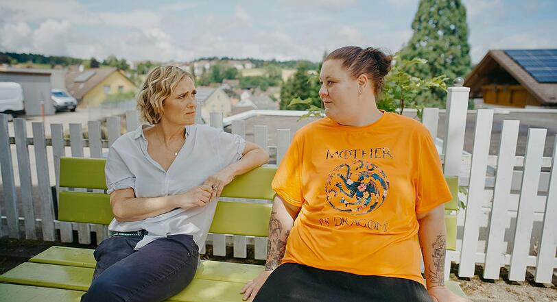 Caren Miosga (links) trifft in ihrer Reportage pflegende Angehörige, die mit ihren Kräften oft am Ende sind - etwa Angelina Kusterer, die seit Jahren ihre beiden Eltern pflegt. Caren Miosga (links) trifft in ihrer Reportage pflegende Angehörige, die mit ihren Kräften oft am Ende sind - etwa Angelina Kusterer, die seit Jahren ihre beiden Eltern pflegt.
