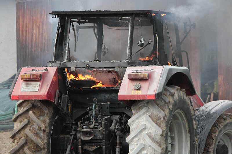 Brand eines Traktors in Etzham bei Heldenstein im LKR Mühldorf - Die Bilder