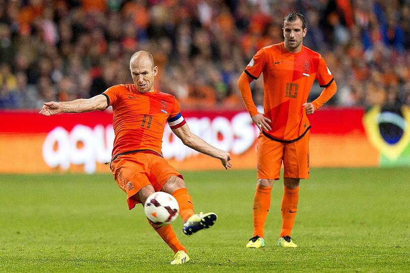 Ganz früh, ganz sicher qualifiziert haben sich die Niederlande mit Arjen Robben. Die Dominanz in Gruppe D untermauerte die "Eftal" am Freitag mit einem 8:1-Kantersieg gegen Ungarn. Keine Chance gegen die Niederländer hatten in dieser Gruppe auch die Türkei und Rumänien.
