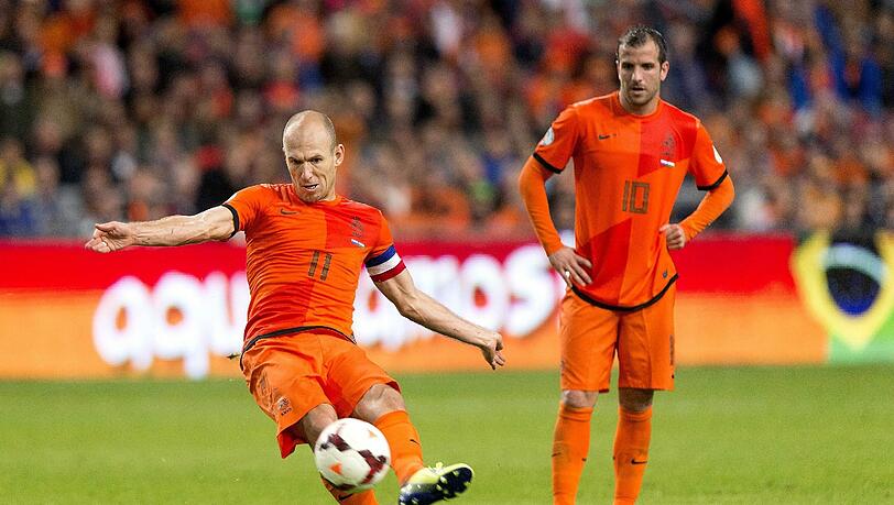 Ganz früh, ganz sicher qualifiziert haben sich die Niederlande mit Arjen Robben. Die Dominanz in Gruppe D untermauerte die "Eftal" am Freitag mit einem 8:1-Kantersieg gegen Ungarn. Keine Chance gegen die Niederländer hatten in dieser Gruppe auch die Türkei und Rumänien. Ganz früh, ganz sicher qualifiziert haben sich die Niederlande mit Arjen Robben. Die Dominanz in Gruppe D untermauerte die "Eftal" am Freitag mit einem 8:1-Kantersieg gegen Ungarn. Keine Chance gegen die Niederländer hatten in dieser Gruppe auch die Türkei und Rumänien.