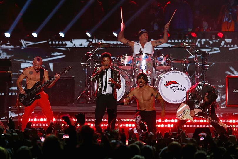 In der legendären Pepsi-Halbzeitshow standen Bruno Mars und die Red Hot Chili Peppers auf der Bühne!