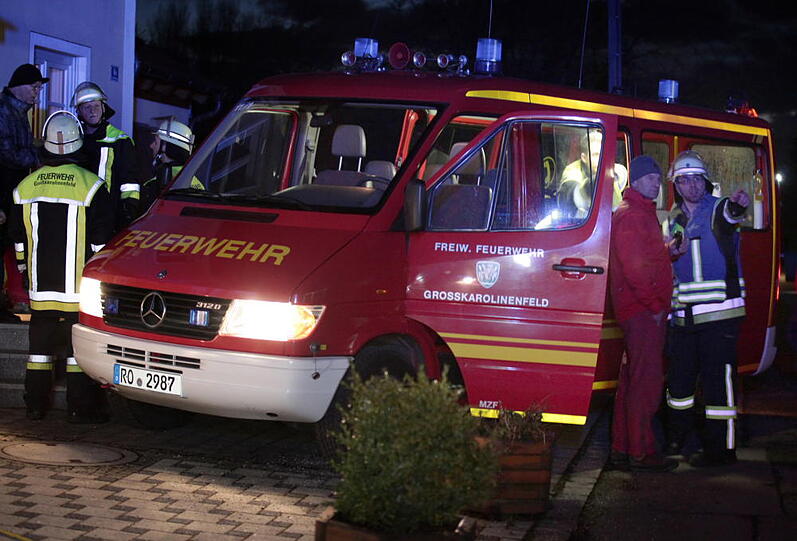 Explosion im Keller - die Bilder vom Feuerwehreinsatz in Großkarolinenfeld.