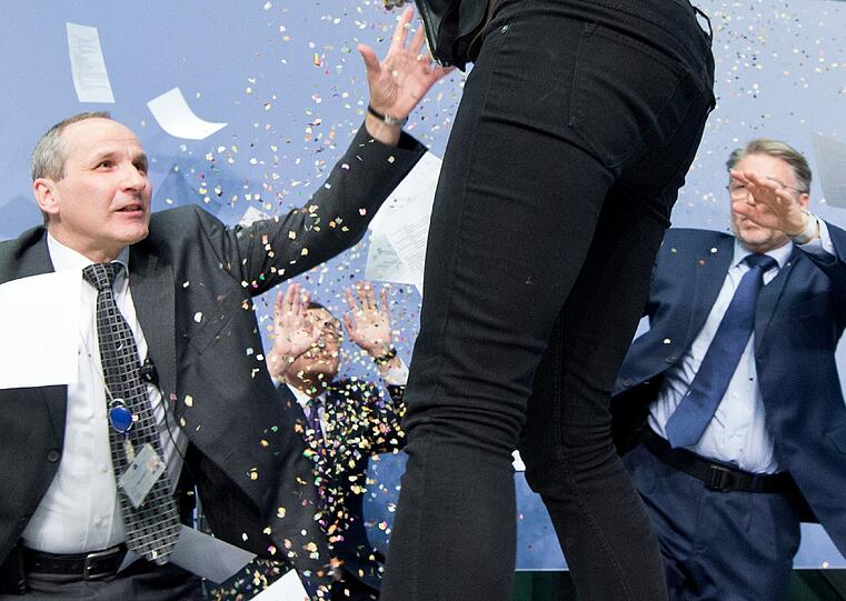 Zwischenfall bei der EZB: Draghi muss eine PK unterbrechen, weil eine Femen-Aktivistin die Konferenz stört.
