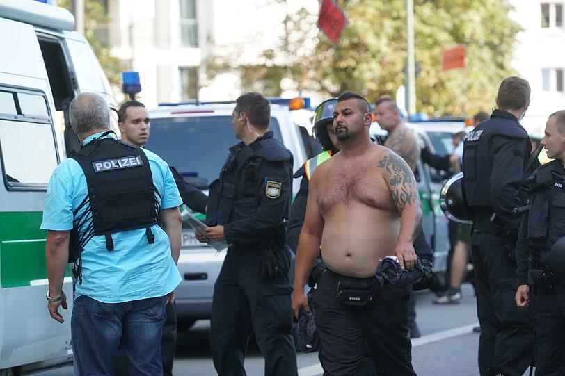 Polizeieinsatz in der Martin-Luther-Straße nach dem Amateur-Derby. Löwen-Ultras hatten randaliert und sich anschließend in einer Kneipe verschanzt. Die Bilder.