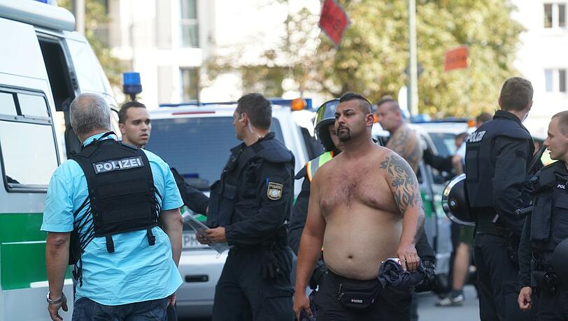 Polizeieinsatz in der Martin-Luther-Straße nach dem Amateur-Derby. Löwen-Ultras hatten randaliert und sich anschließend in einer Kneipe verschanzt. Die Bilder. Polizeieinsatz in der Martin-Luther-Straße nach dem Amateur-Derby. Löwen-Ultras hatten randaliert und sich anschließend in einer Kneipe verschanzt. Die Bilder.
