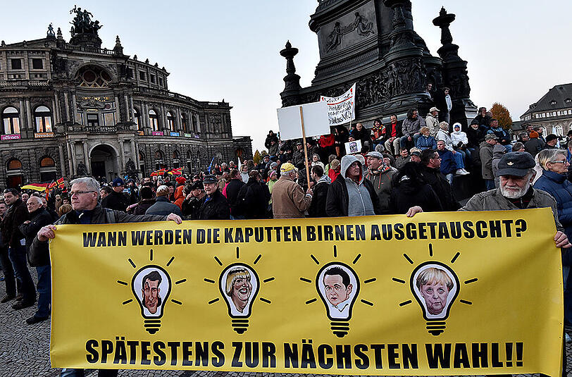 Mehrere tausend Pegida Anhänger demonstrieren am 12.10.2015 in Dresden auf dem Theaterplatz.