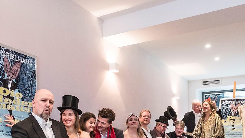 Das Ensemble der Operette "Die Fledermaus". Das Ensemble der Operette "Die Fledermaus".