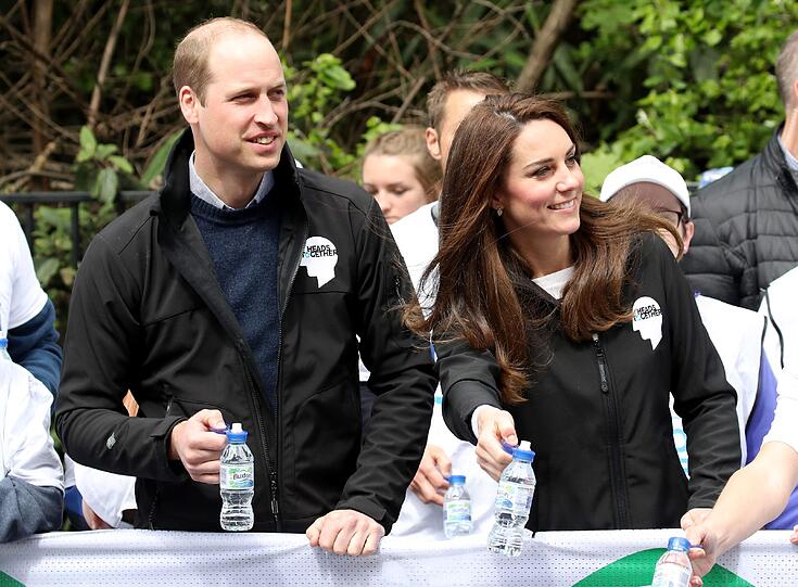 Prinz William und seine Frau, Herzogin Kate, sehen dem Läuferfeld zu.