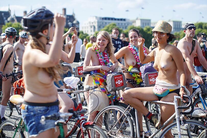 Hüllenlos und bunt bemalt - so war die nackte Radl-Parade durch die Londoner City.