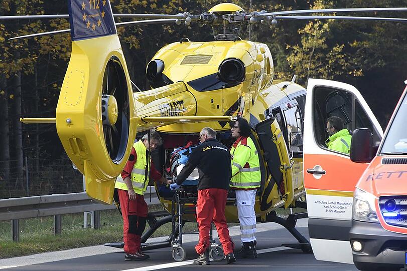 Die Fahrerin musste mit dem Rettungshubschrauber in ein Krankenhaus gebracht werden.