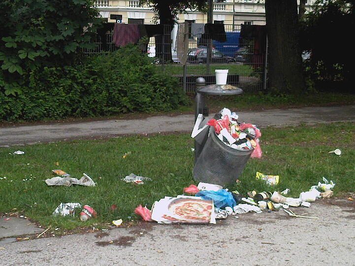 Übervolle Mülleimer sind an der Isar keine Seltenheit.