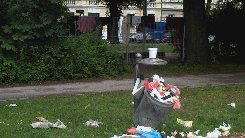 Übervolle Mülleimer sind an der Isar keine Seltenheit. Übervolle Mülleimer sind an der Isar keine Seltenheit.