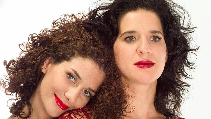 Zwillinge? Nein Schwestern: Die Musical-Sängerinnen Anina (li.) und Anouschka Doinet. Zwillinge? Nein Schwestern: Die Musical-Sängerinnen Anina (li.) und Anouschka Doinet.