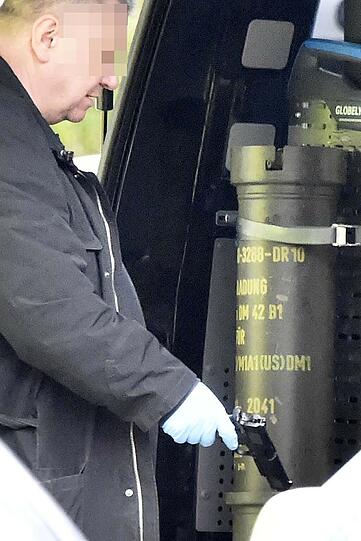 Ein Ermittler legt eine Pistole ab - eine der Waffen des 32-Jährigen?