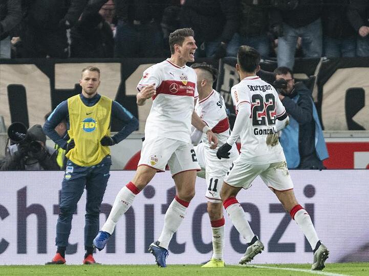 Stuttgarts Mario Gomez (l) jubelt nach dem Tor zum 2:1 mit Nicolas Gonzales.