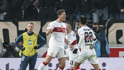 Stuttgarts Mario Gomez (l) jubelt nach dem Tor zum 2:1 mit Nicolas Gonzales.