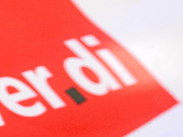 Ein Mann hat am bei einem Warnstreik vor dem roten Verdi-Logo eine Trillerpfeife im Mund. Foto: Patrick Seeger/dpa/Archivbild
