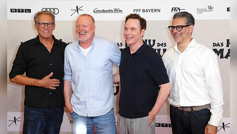 Stefan Raab (2.v.l.) posiert mit Christian Tramitz, Michael Bully Herbig und Rick Kavanian (v.l.) bei der Premiere von "Das Kanu des Manitu" in München.