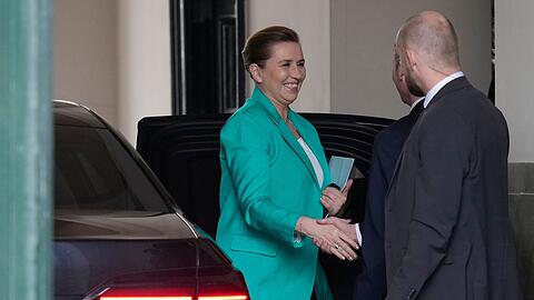 Mette Frederiksen hat den R&uuml;cktritt ihrer Regierung am d&auml;nischen Hof eingereicht.