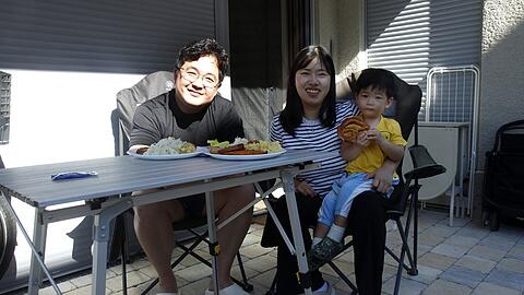 Die Eltern sind Operns&auml;nger an der Bayerischen Statsoper: Tenor Hyungseok Lee, Sopranistin Sujin Oh mit Sohn Theo (2).