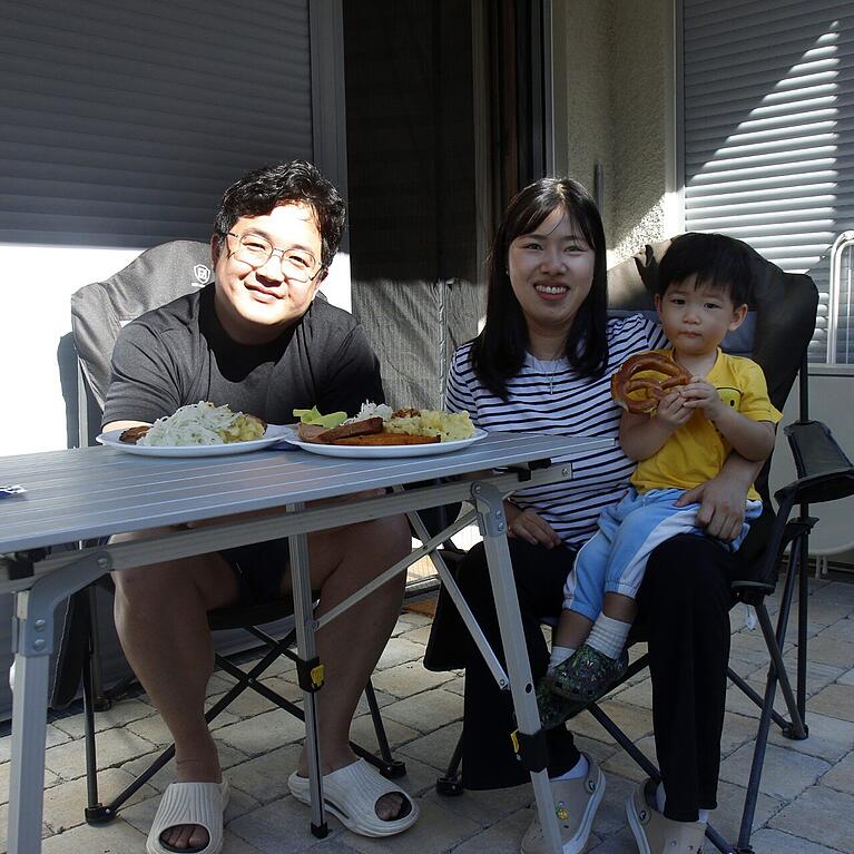Die Eltern sind Operns&auml;nger an der Bayerischen Statsoper: Tenor Hyungseok Lee, Sopranistin Sujin Oh mit Sohn Theo (2).