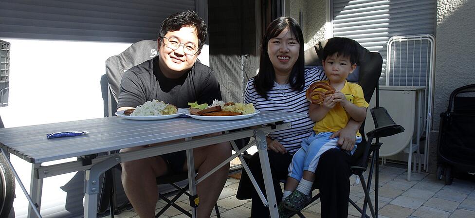 Die Eltern sind Operns&auml;nger an der Bayerischen Statsoper: Tenor Hyungseok Lee, Sopranistin Sujin Oh mit Sohn Theo (2).