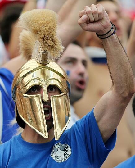 Für ihre Mannschaft geben Fußball-Fans alles - sehen Sie hier die besten Bilder von den Fan-Meilen und aus den Stadien bei der EURO 2012 in Polen und der Ukraine.