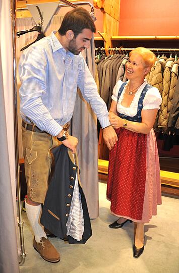 ...für die Wiesn kommt er aber an anderesn Spezialschuhen nicht vorbei: Haferlschuhe für den Griechen!