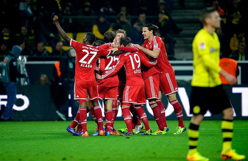 Die Bayern feiern das 3:0 gegen Borussia Dortmund.