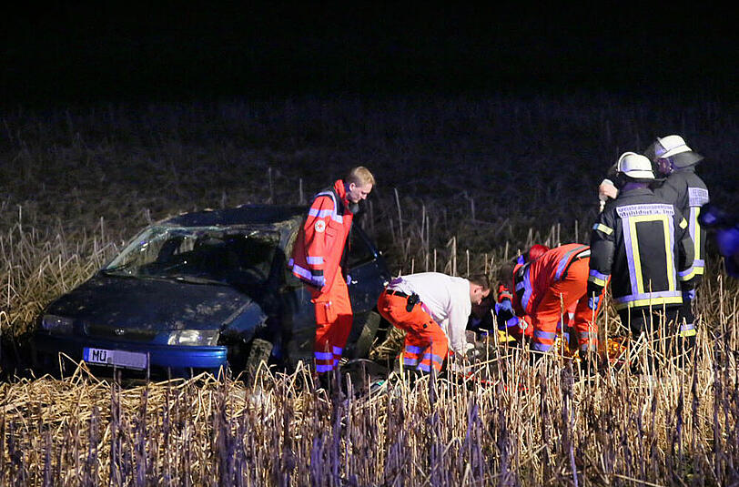 Bilder des Autounfalls aus Kehrham. Das Fahrzeug überschlug sich mehrmals und begrub den 52 Jahre alten Fahrer unter sich.