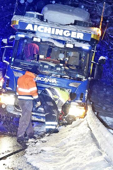 Rutschpartie am Irschenberg: Die Abschleppdienste hatten gestern Abend alle Hände voll zu tun.