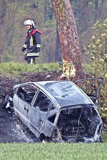 Das Wrack war vermutlich eine Mercedes A-Klasse. Es ist nach dem Unfall kaum mehr zu identifizieren.