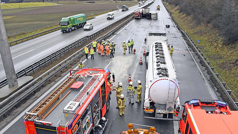 Die beiden Lkw waren auf der A9 verunfallt....