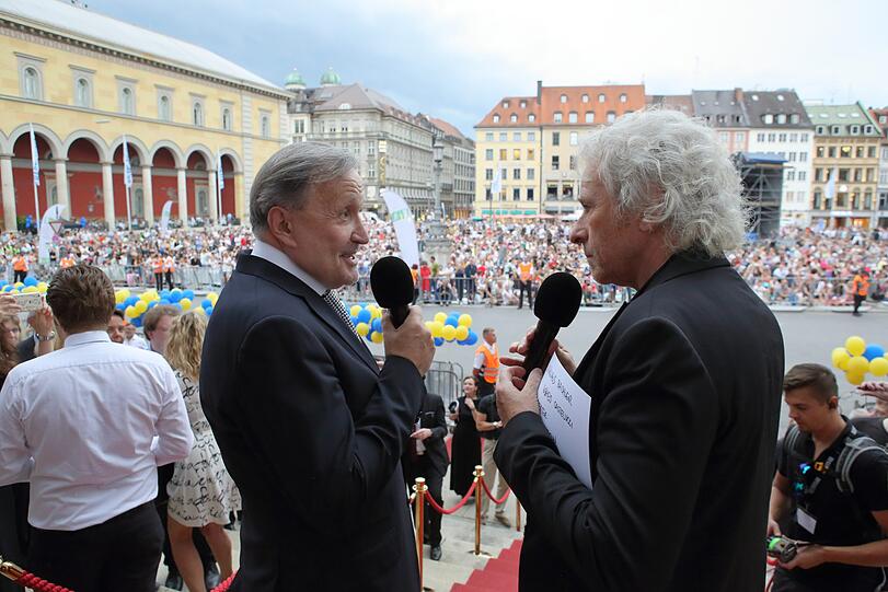 Thomas Gottschalk (rechts) mit Nikolaus Bachler bei &bdquo;Oper für alle&ldquo; auf den Stufen des Nationaltheaters.