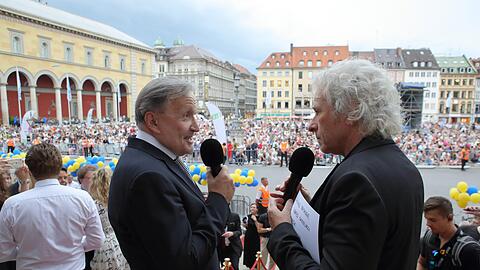 Thomas Gottschalk (rechts) mit Nikolaus Bachler bei &bdquo;Oper für alle&ldquo; auf den Stufen des Nationaltheaters.