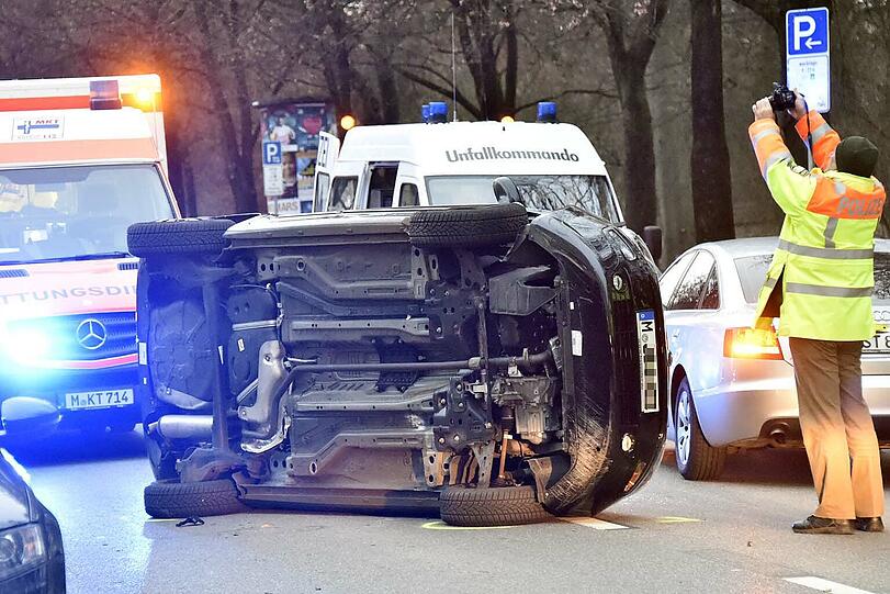 Nach der Kollision war der Fiat umgekippt. Die Bilder vom Einsatz.