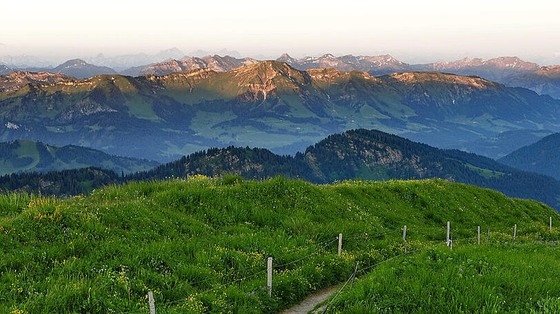 Für den schweißtreibenden Anstieg auf den Hochgrat werden Wanderer mit einem Rundumblick auf die Allgäuer Alpen entschädigt